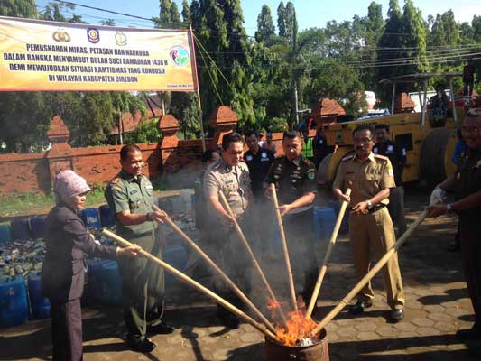 Jelang Ramadan Ribuan Botol Miras Dimusnahkan