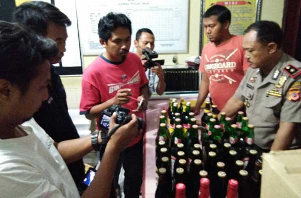 Polisi Sita Ratusan Botol Miras dari Warung Remang-remang