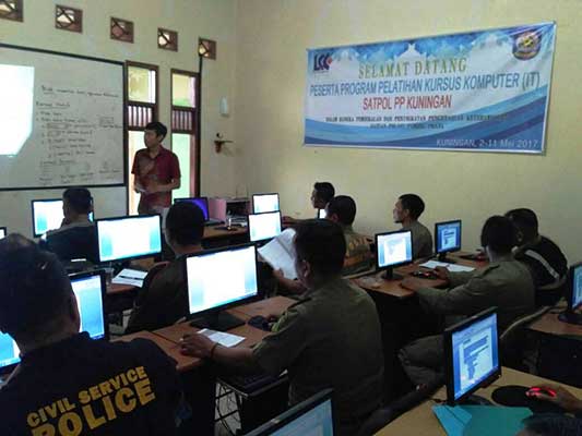 Puluhan Anggota Satpol  PP Belajar Komputer