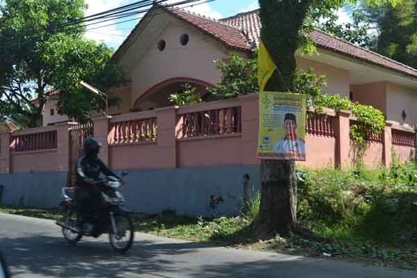 Poster Balon Bupati di Pohon Rusak Keindahan