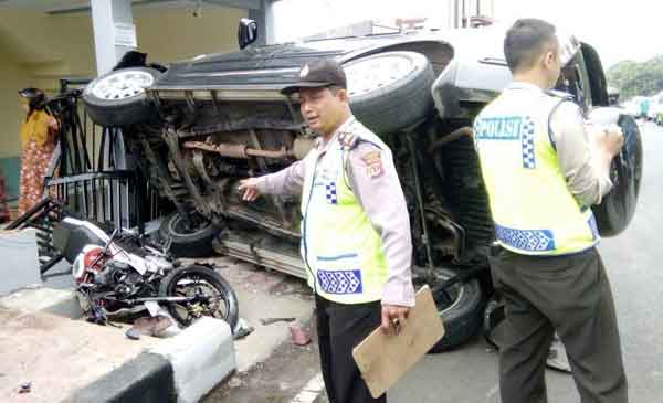 Kampung Halaman di Depan Mata, Sopir Terios Malah Tabrak Rumah