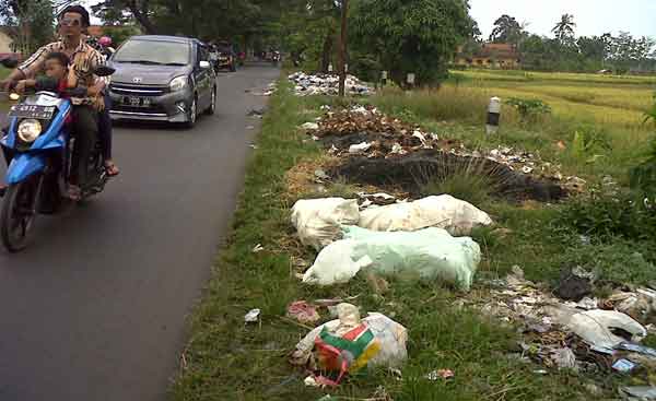 Sampah Berserakan di Jalan Leuwimunding