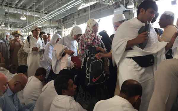 Lihat Masjid Penuh, Jamaah Panik