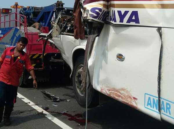 Bus vs Tronton di Cipali Dua Penumpang Tewas