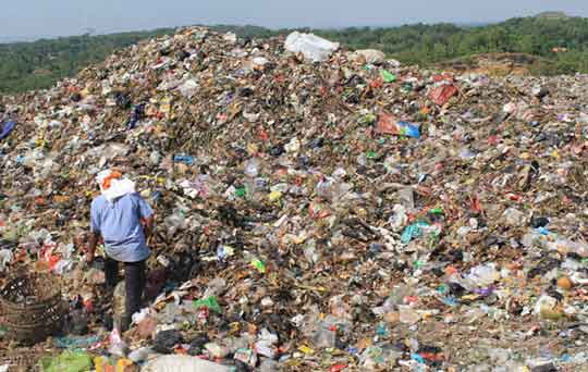 Sampah Makin Meluber, Alat Berat Dibiarkan Rusak