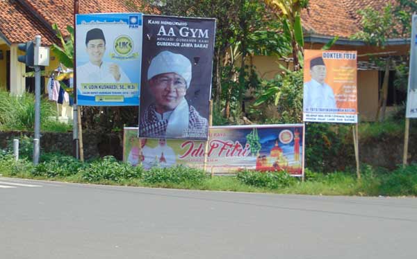 Baliho Aa Gym Menyebar hingga ke Sudut Desa