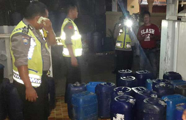 Tuak Dijual Asongan, Polisi Buntuti Hingga ke Gudang Penimbunan