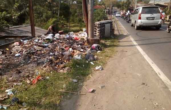 Sampah Menumpuk Tak Kunjung Diangkut