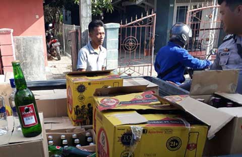 Kembangkan Kasus, Polisi Sita Ratusan Botol Miras