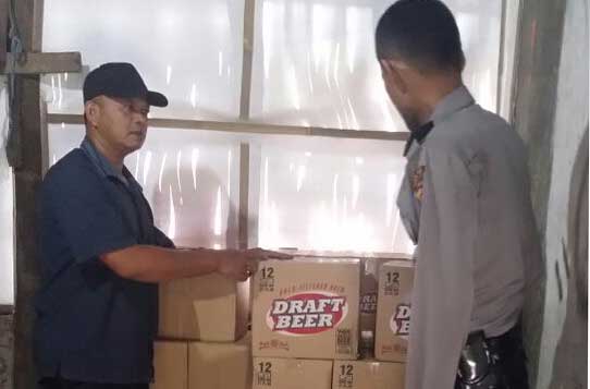 Ratusan Botol Miras Disita dari Warung Jajanan