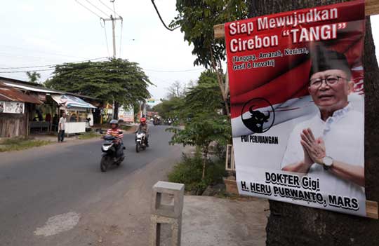 Dipaku di Pohon, Poster drg Heru Diprotes Warga