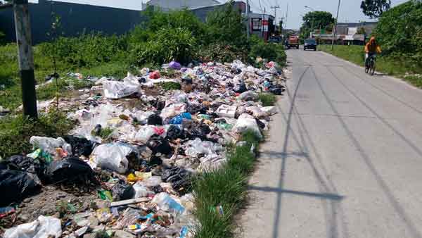 Sampah Numpuk di Pinggir Jalan Permata Harjamukti