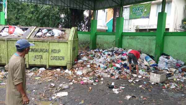 Petugas Masih Libur Lebaran, Sampah Menumpuk di TPS