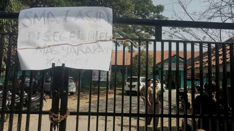 SMAN 1 Astanajapura Digembok Warga Kanci