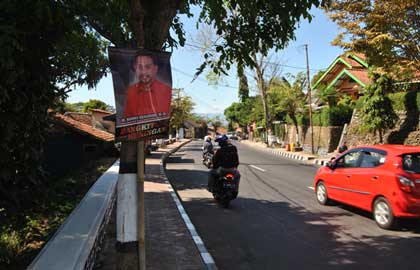 Dipaku Dipohon, Poster Edo Jadi Sorotan