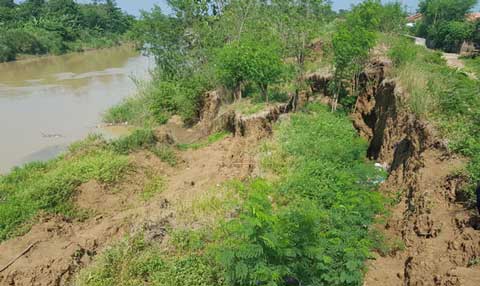 BPBD Awasi Sembilan Titik Tanggul Kritis Sungai Cimanuk