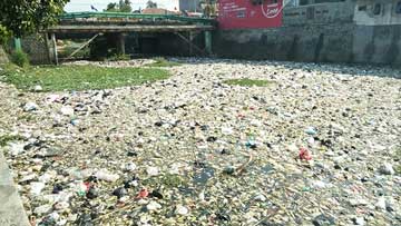 Sungai Cipager Dipenuhi Tumpukan Sampah