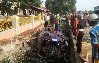 Elf Diseruduk Truk Mebel, 12 Korban Terluka