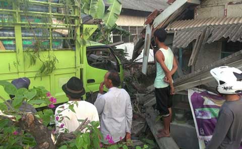 Sopir Ngantuk, Truk Tabrak Rumah