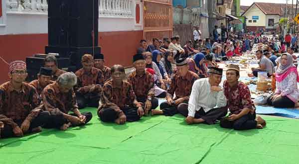 Masyarakat Winduherang Sedekah Bumi