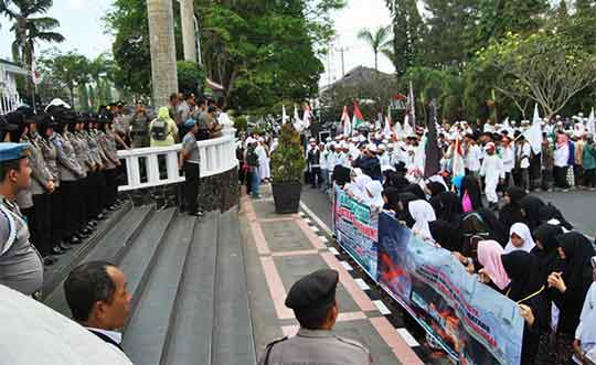 FPI Ontrog Kantor Bupati, Minta E-KTP Ahmadiyah Dicabut