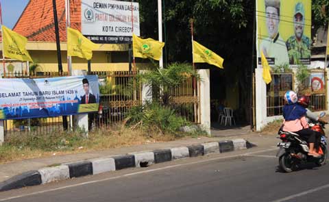 Pasang Bendera Setengah Tiang di Kantor Golkar Kota, Tegaskan Dukung DM