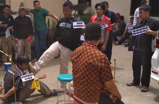 Tersangka Pukul dan Tendang Korban di Kantor PO Bhinneka