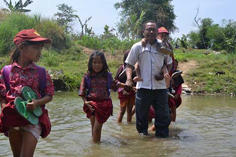 Terisolasi, Siswa Terpaksa Menyebrang Sungai Cisanggarung ke Sekolah