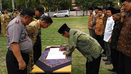 12 Calon Kuwu Ucapkan Ikrar Damai