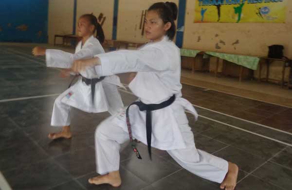 Atlet Karate Berlatih Bersama Lala
