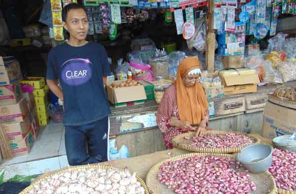 Korban Janji Manis, Pedagang Tak Peduli Pemilihan Bupati