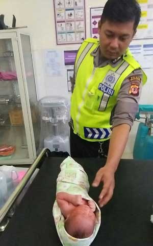 Polisi Buru Pembuang Bayi Mungil di Bawah Tower