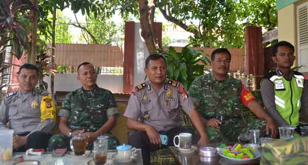 Jelang Pilwu Serentak Polisi “Menginap” di Rumah Calon Kuwu