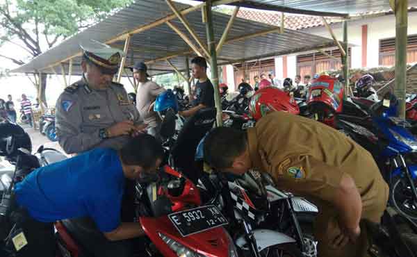 Polisi Cek Motor Siswa Hingga ke Sekolah