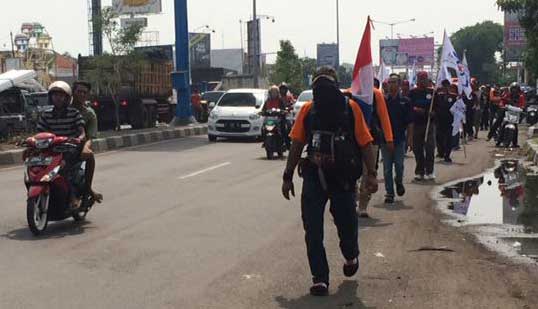 Protes Pelayanan Kesehatan, Ade Kenzo Jalan Kaki Surabaya-Jakarta