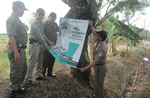 Satpol PP Tertibkan Baliho Calon Kepala Daerah