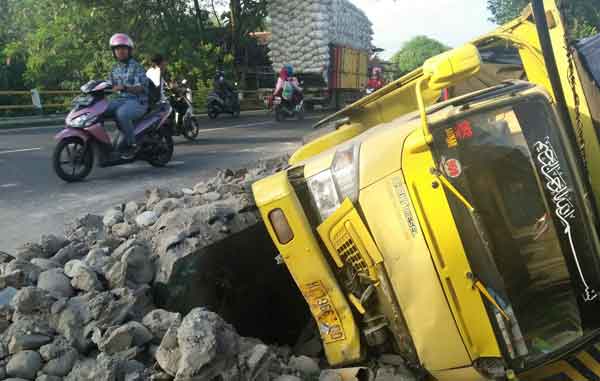 Sopir Truk Ngantuk Tabrak Pembatas Jembatan Sungai