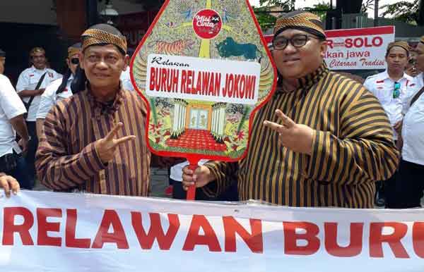 Relawan Jokowi Bawa Spanduk di Barisan Terdepan, Ikut Teriak “Sah!”
