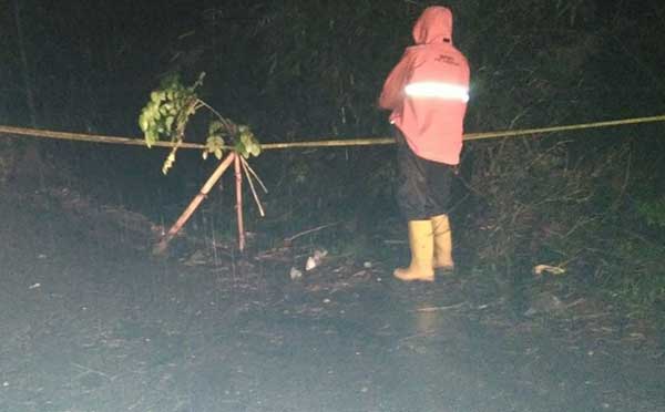 Jalan Pengubung Desa Singkup Ambles