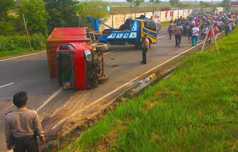 Sopir Ngantuk, Truk Menuju Cipali Terguling Usai Menabrak Pembatas Jalan