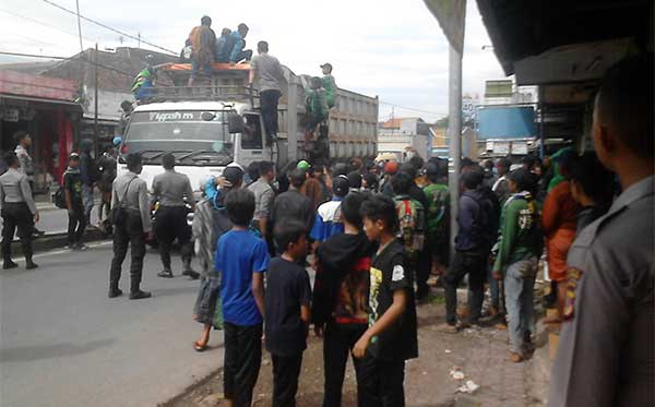 Ratusan Bonek Nyaris Ricuh dengan Polisi