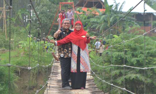 Aher dan Istri Coba Jembatan Gantung