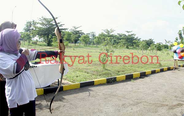 Bupati Anna Jajal Olahraga Panahan