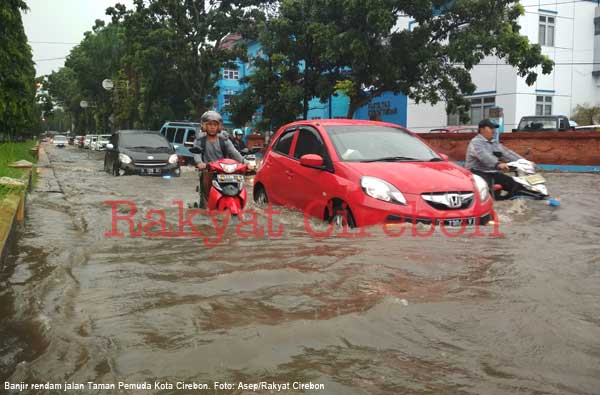 Hujan Deras Dua Jam, Genangan Sampai Setengah Badan