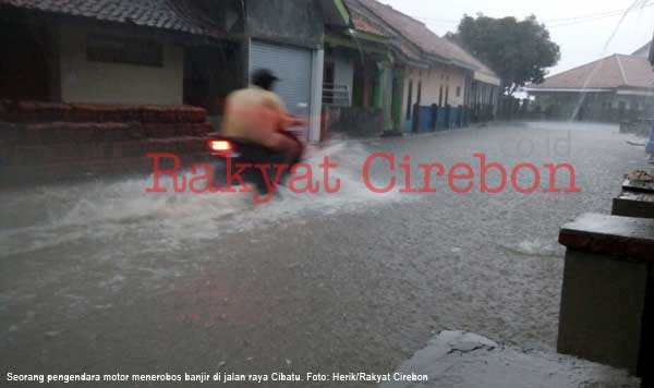 Proyek Pelebaran Jalan Diduga Penyebab Banjir di Cibatu