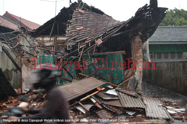 Baru Sadar Saat Tetangga Berteriak “Rumah Ambruk”