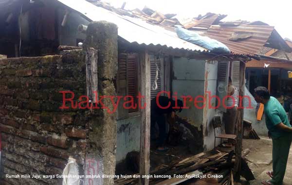 Rumah Warga Sutawinangun Ambruk Diterjang Angin Kencang