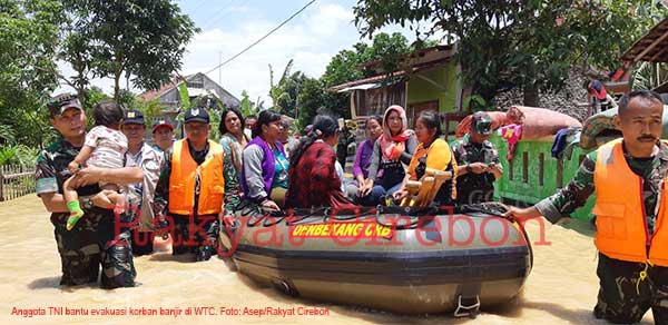 300 Prajurit TNI Evakuasi Korban Banjir di Wilayah Cirebon Timur