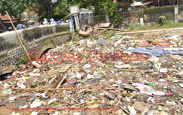 Tumpukan Sampah di Bawah Jembatan Menyumbat Arus Air