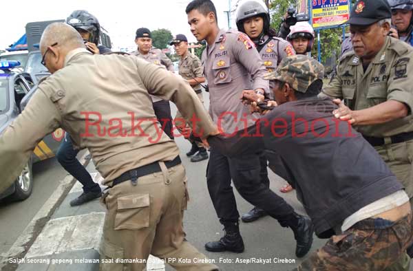 Gepeng dan Orang Gila Melawan Saat Ditertibkan Petugas Gabungan